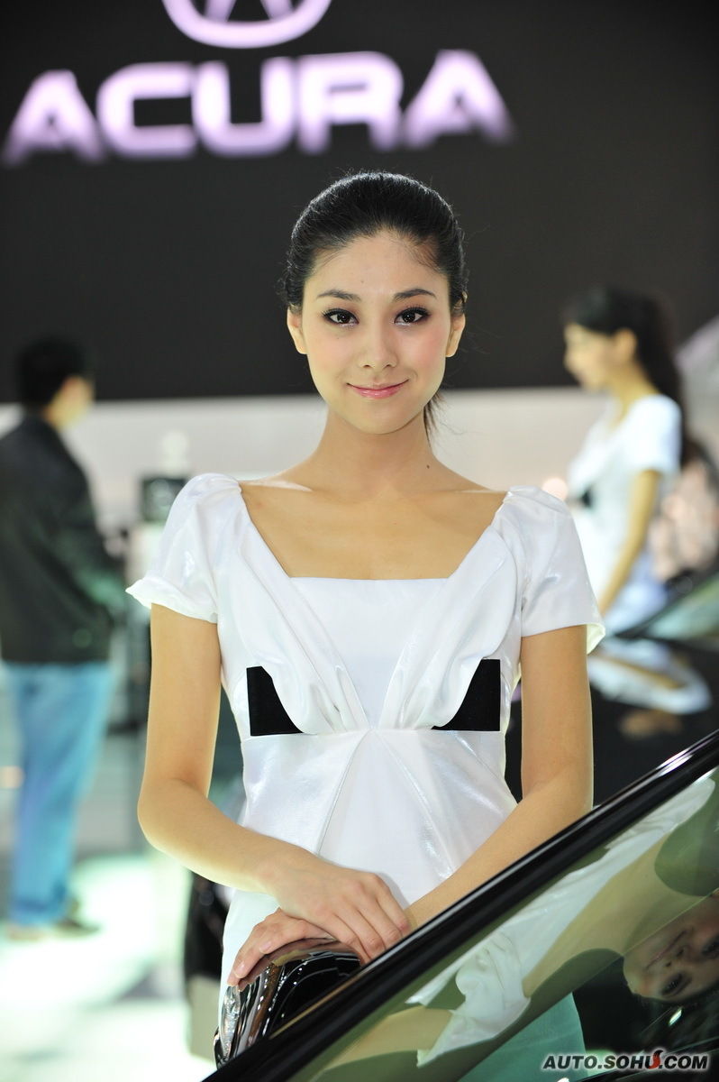 讴歌清纯美女车模