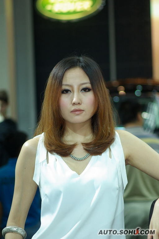 路虎美女模特车展实拍图片