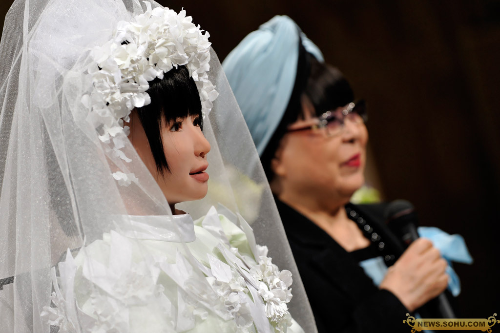 著名婚纱设计师桂由美(右)为其量身定做的婚纱,亮相2009桂由