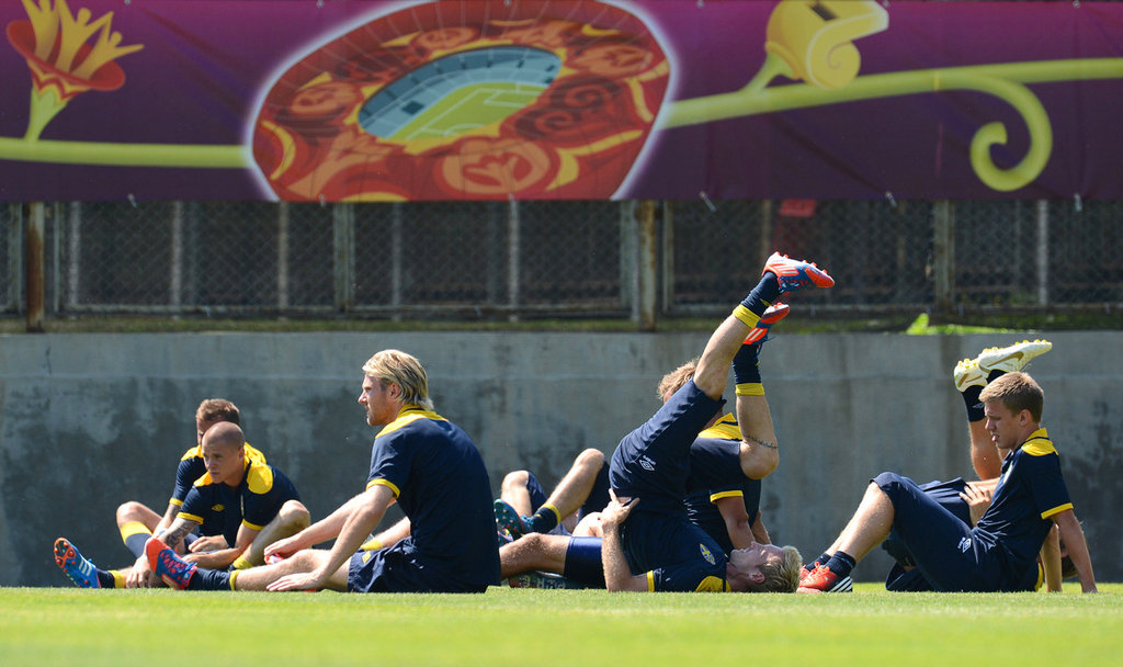 高清:瑞典队训练众将士轻松 惟独伊布面色凝重