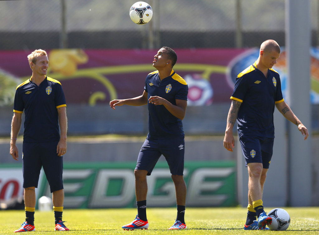 高清:瑞典队训练众将士轻松 惟独伊布面色凝重