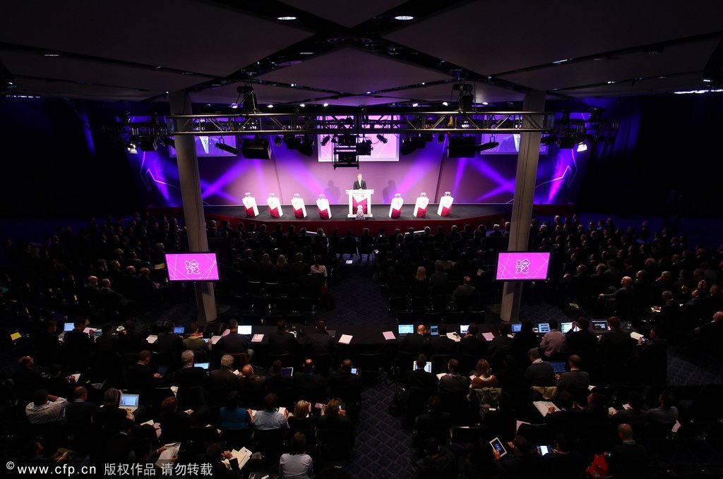 高清:奥运会足球抽签现场 罗纳尔多定英国命运