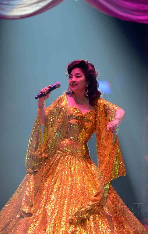 徐小凤出道42年北京首开唱 怀旧柔情感动观众