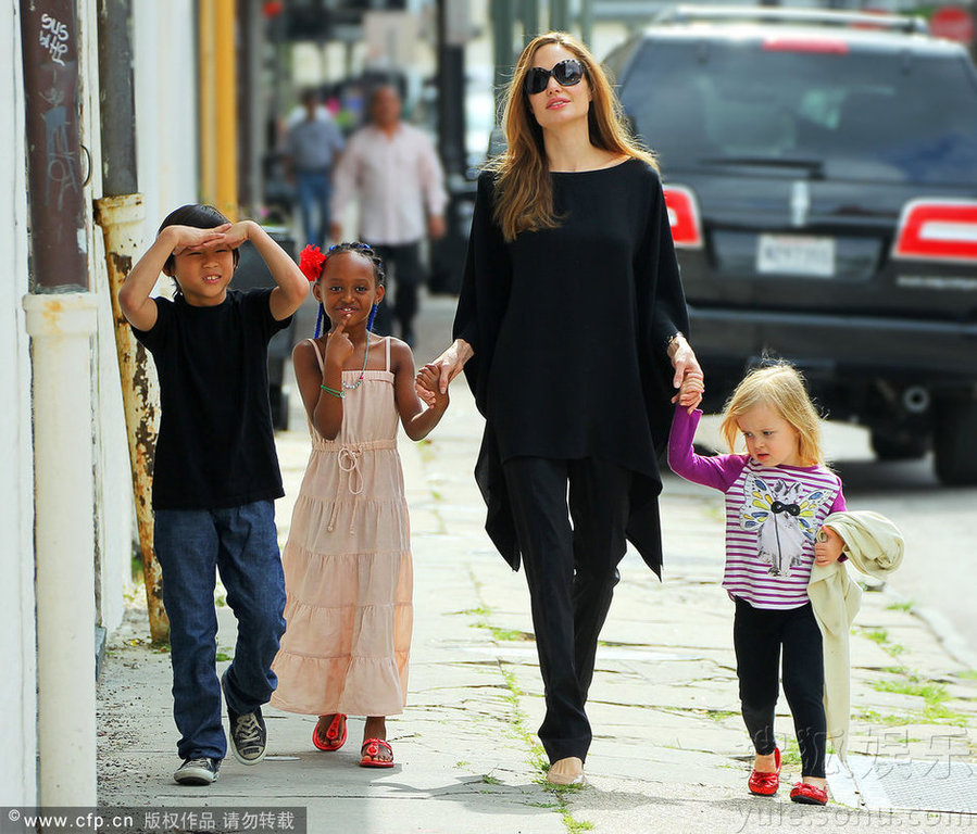 布拉德皮特朱莉亲生孩子 Img3654415_f.jpg