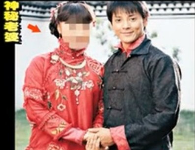 50岁莫少聪晒女儿百日照 被曝去年秘娶24岁嫩妻