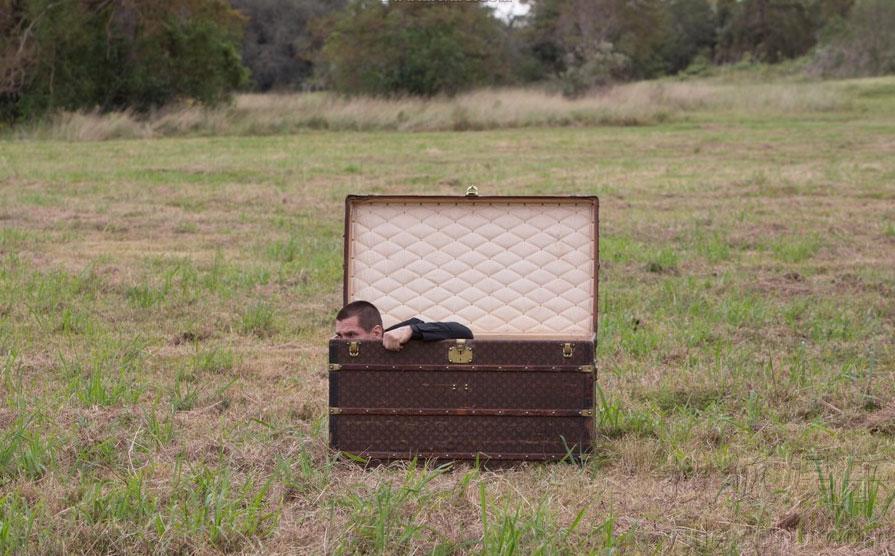 《老男孩》曝新剧照 乔什布洛林手持铁榔头复