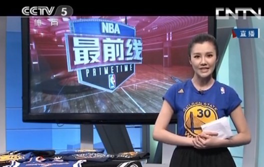 央视女神打破穿球衣魔咒 穿勇士小AI送绝杀(图