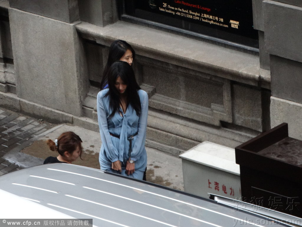 林志玲着深V裙秀事业线 露玉腿双手比V显童趣