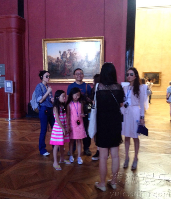 最新昨日,有网友在卢浮宫偶遇王菲,王菲带着李