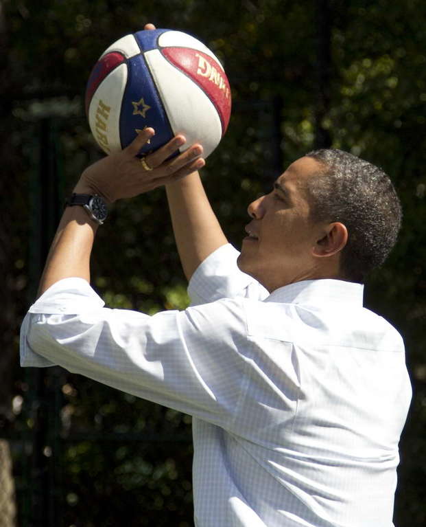 高清:奥巴马上篮鲍三叔犯规 输球被罚做俯卧撑