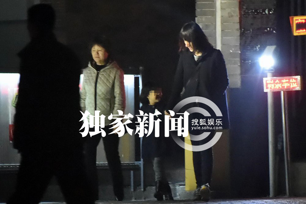 独家:袁泉带女儿访友 忘记门禁密码急求助