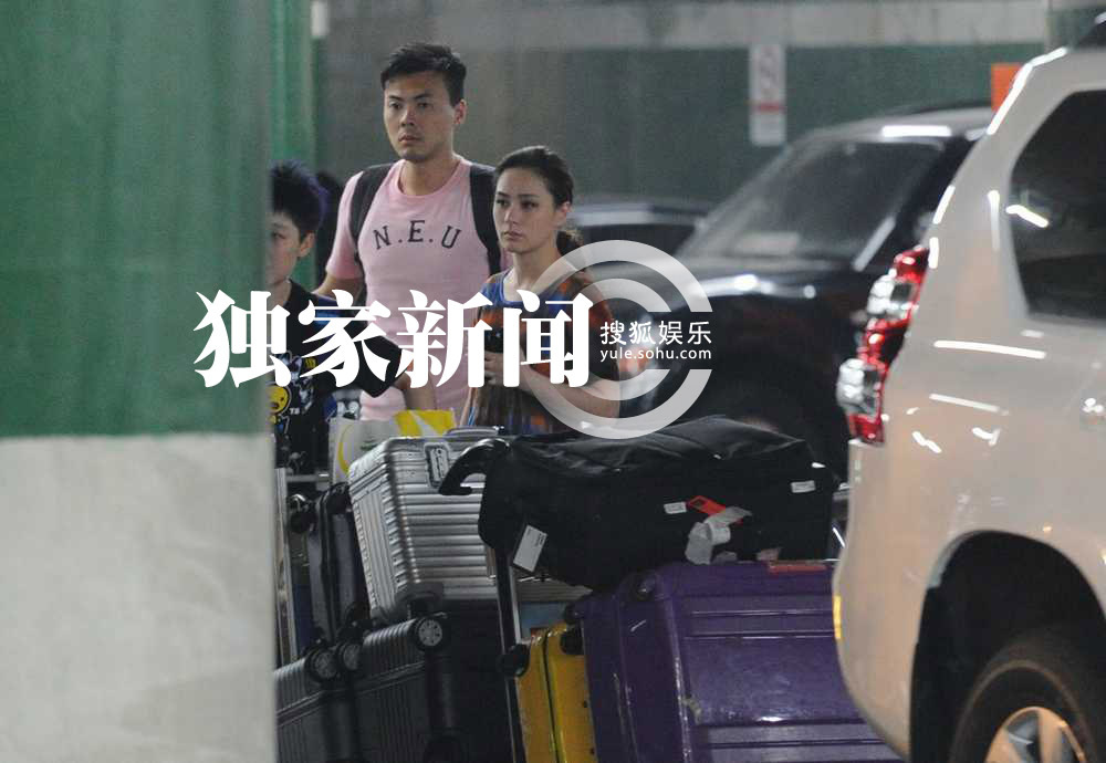 独家: 钟欣桐 深夜回京 与助理携大批 行李 等车