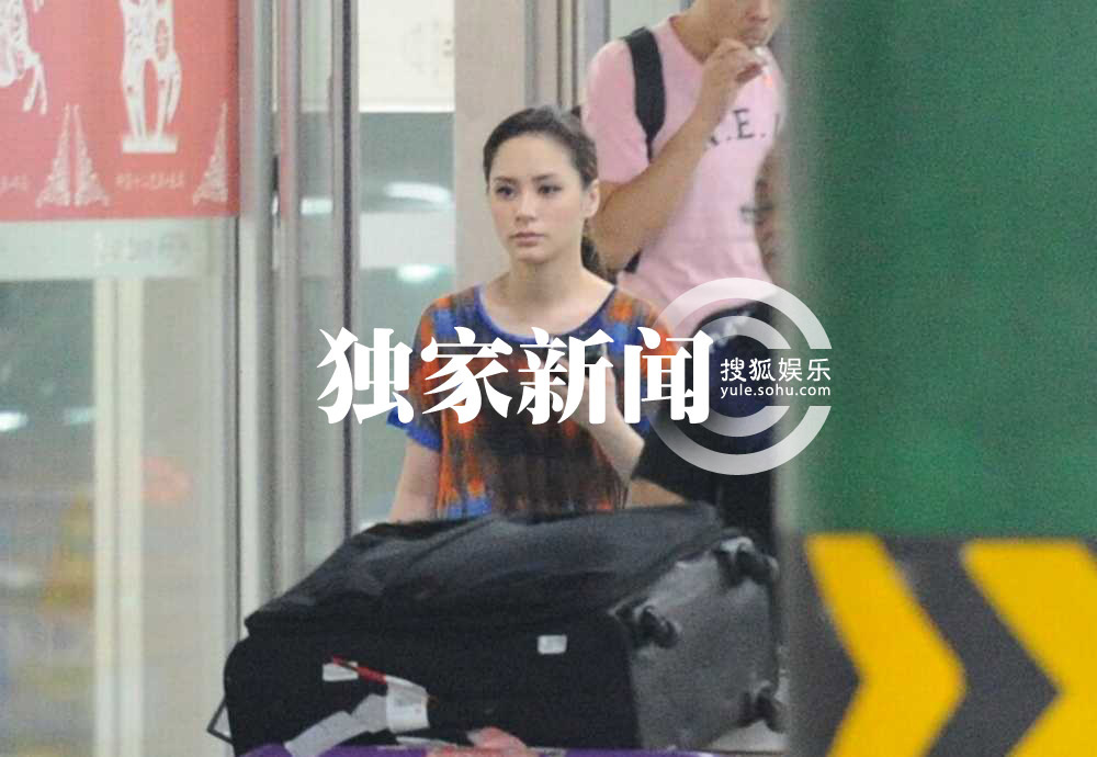 独家: 钟欣桐 深夜回京 与助理携大批 行李 等车