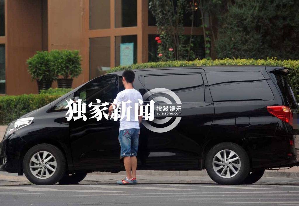 ...乘坐的自家商务汽车,很快看到一位戴着墨?-独家 文章变潮男马伊琍...图片 235598 1024x707