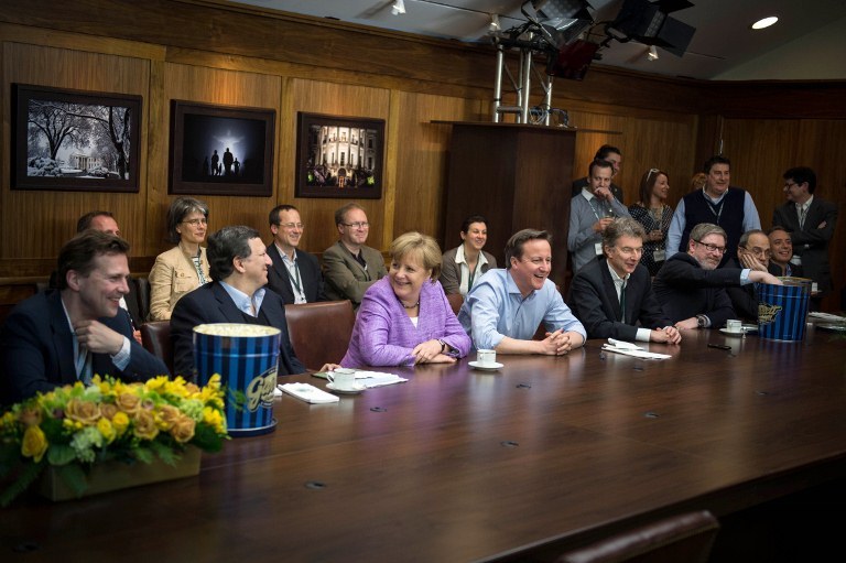 高清:G8峰会为欧冠让路 默克尔卡梅伦携手看球