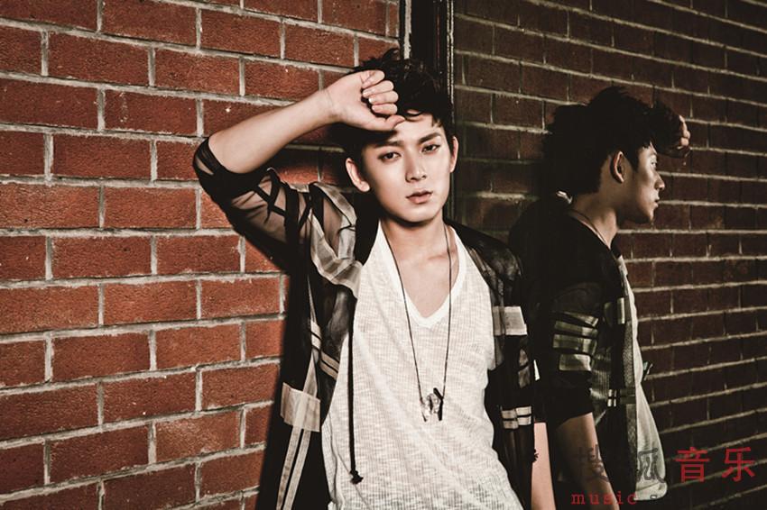 陈翔曝光最新时装大片 徜徉街头尽显潮男范