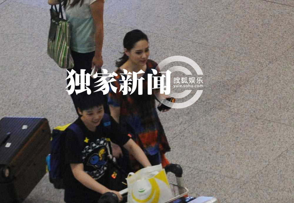 独家: 钟欣桐 深夜回京 与助理携大批 行李 等车