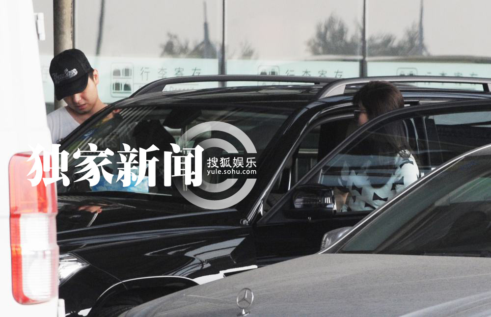 独家:张睿回京<em>伸懒腰</em>心情好 获富豪女友接机