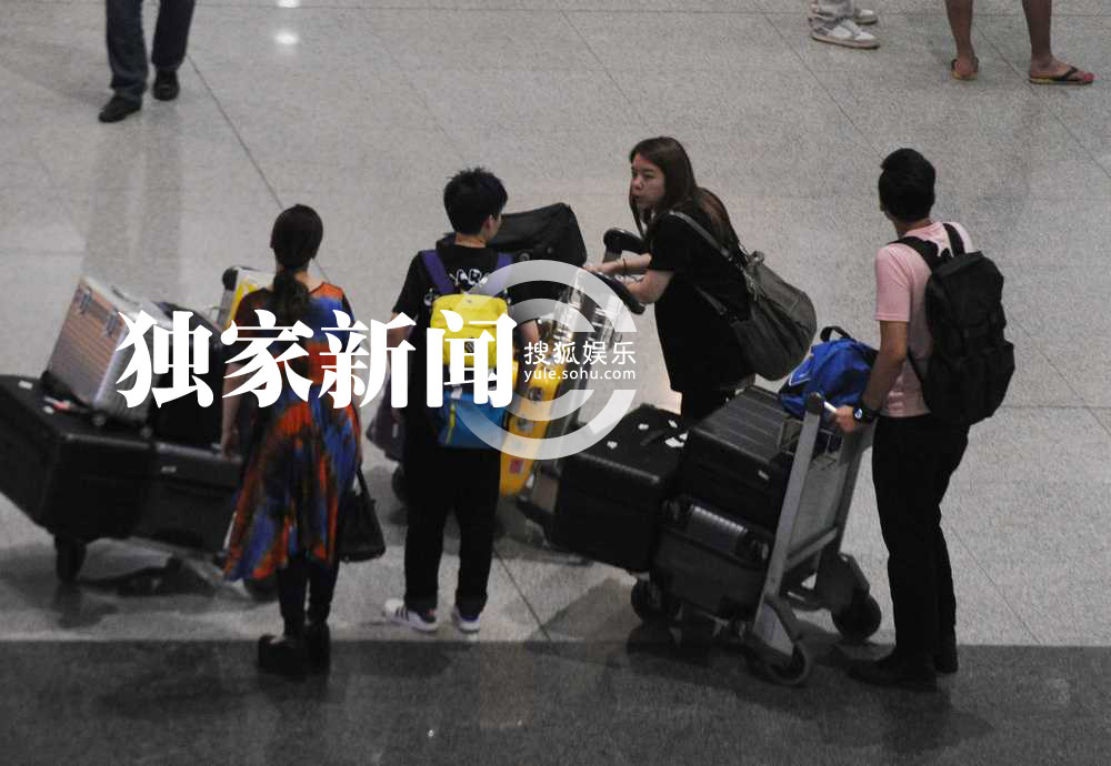 独家: 钟欣桐 深夜回京 与助理携大批 行李 等车