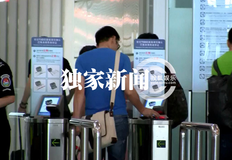 独家:焦恩俊带助理离京 机场门口抽烟拍天空