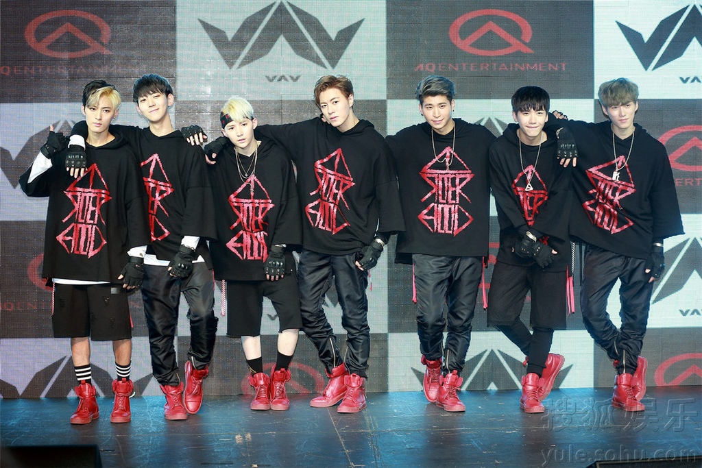 歌词:一个人在等待,回忆独自徘徊,再多感情已不