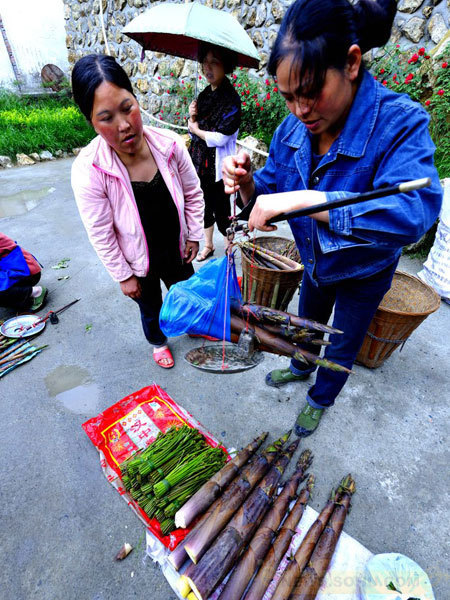 四川 白鹿镇/2011年8月18日，四川彭州白鹿镇街头，出售野蕨菜和竹笋的当地...