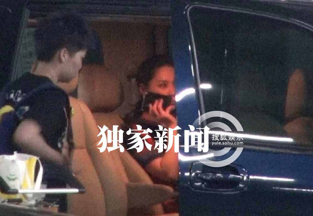 独家: 钟欣桐 深夜回京 与助理携大批 行李 等车