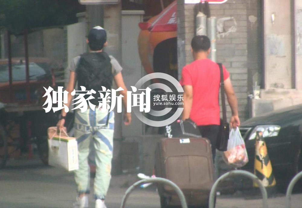 独家:张睿回京<em>伸懒腰</em>心情好 获富豪女友接机