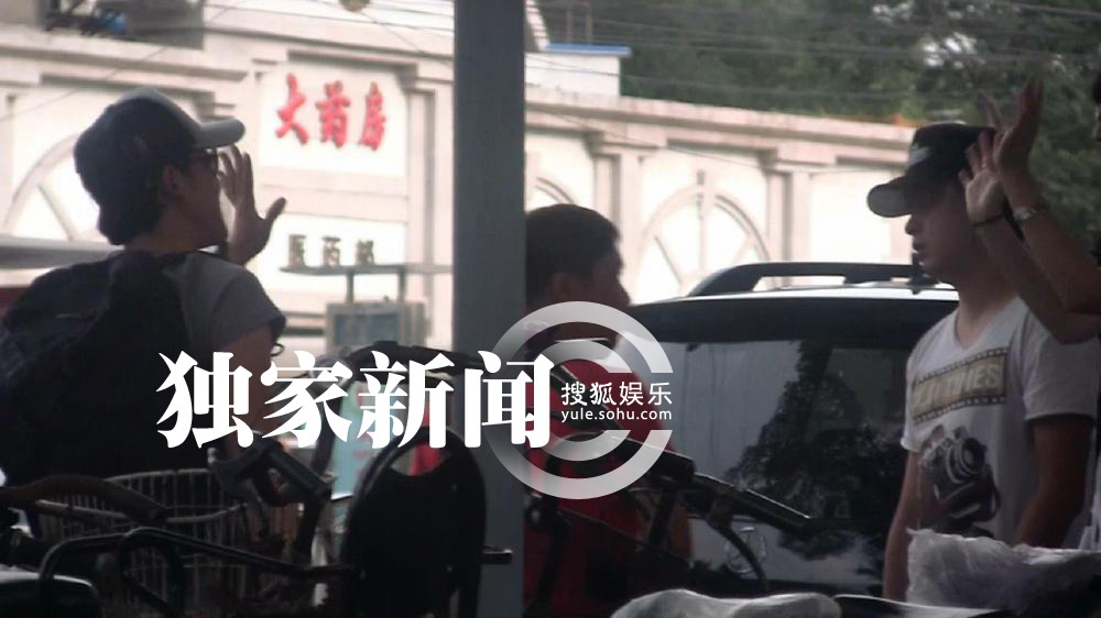 独家:张睿回京<em>伸懒腰</em>心情好 获富豪女友接机