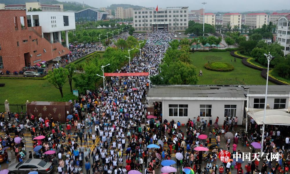 六安市毛坦厂镇人口_安徽毛坦厂万人送考 六安市毛坦厂中学万人送考场面壮观