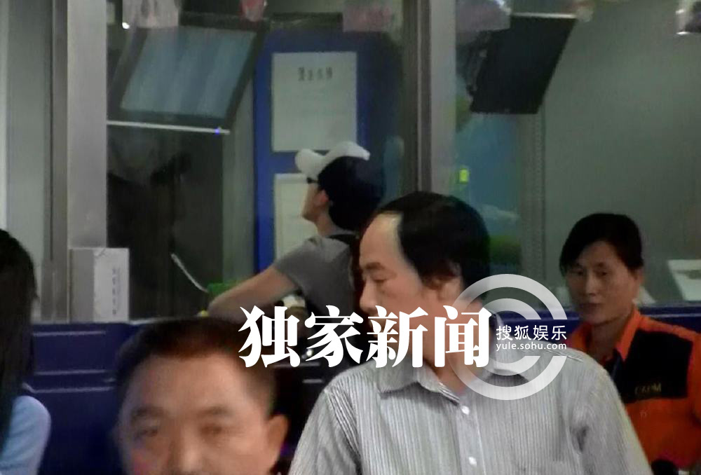 独家:张睿回京<em>伸懒腰</em>心情好 获富豪女友接机