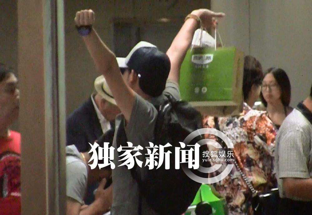 独家:张睿回京<em>伸懒腰</em>心情好 获富豪女友接机