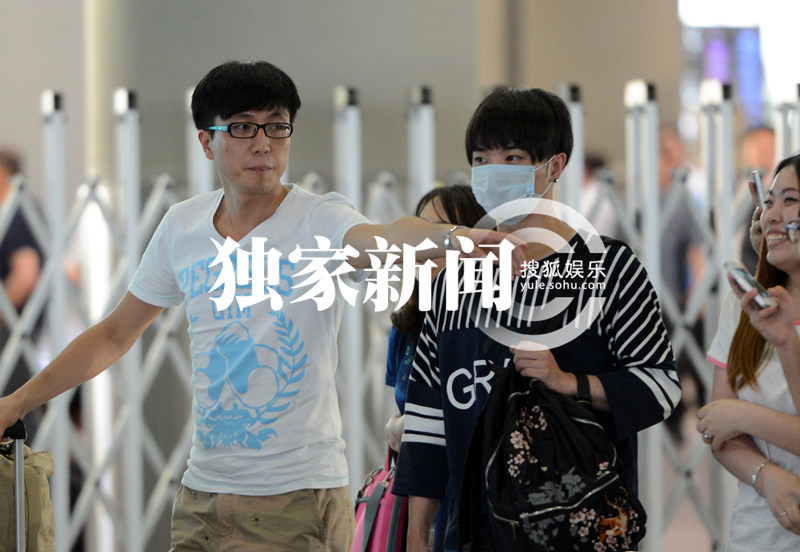 独家:华晨宇与助理回京 少女粉丝组团护送