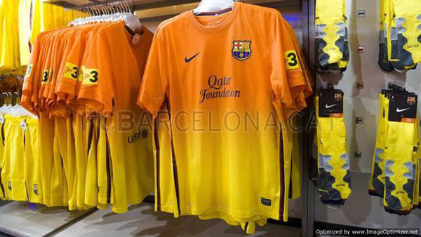 组图:巴萨发售新赛季客场球衣 橙黄渐变最亮点