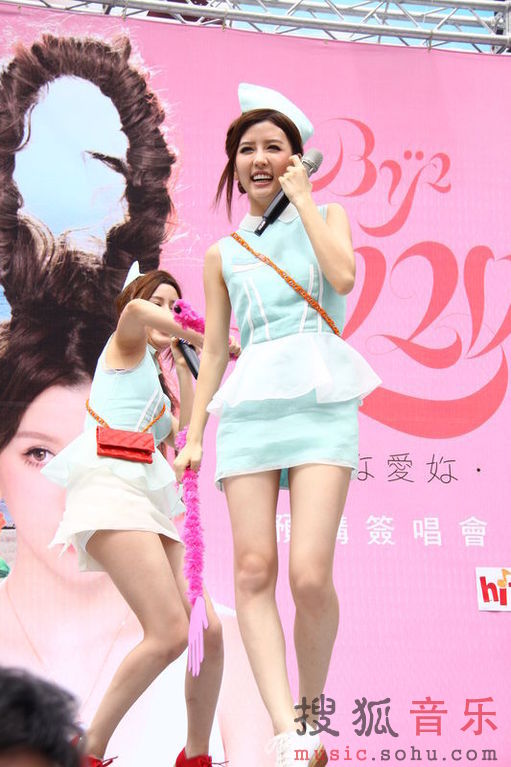 BY2<em>空姐</em>造型宣传性感写真 姐妹较劲大秀美腿