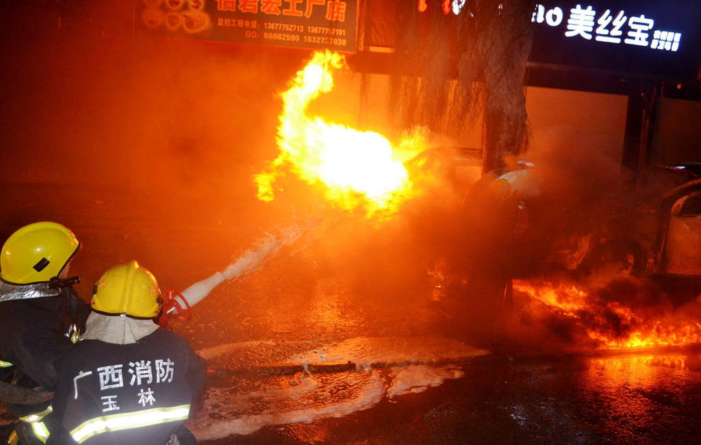  小车起火致5死 _海宁车祸致5死2伤图片_宜宾惨