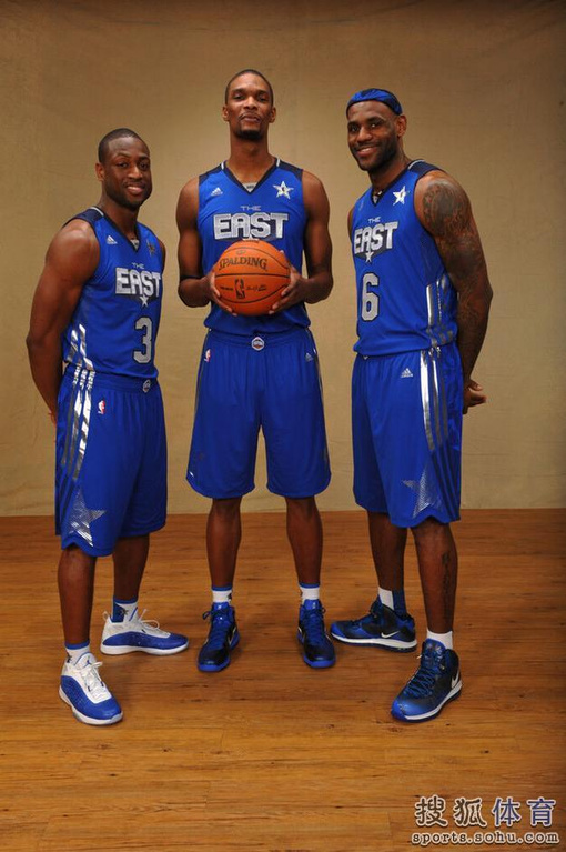 詹姆斯全明星珍贵照:与奥尼尔斗舞 抱科比兴奋