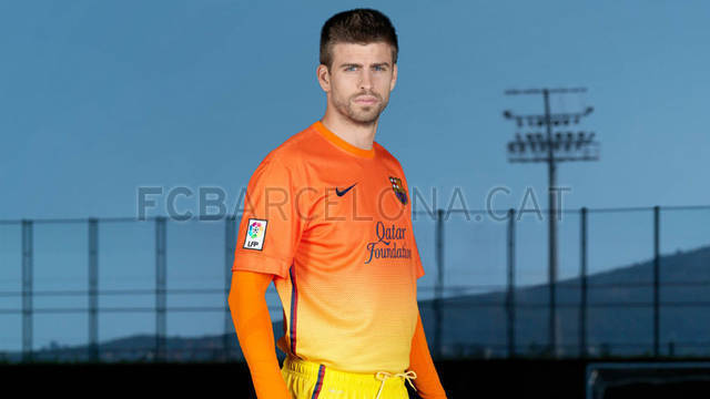 幻灯:巴萨新球衣上身图 皮克小白担任模特展示