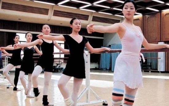 [图文]韩国<em>女子高中</em>校服:小西装配短裙 与中国成