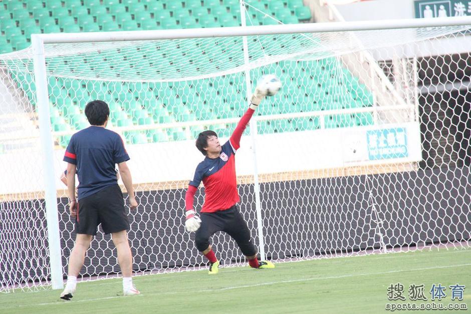 高清:亚泰队武体赛前适应场地 赵明剑防守勇猛