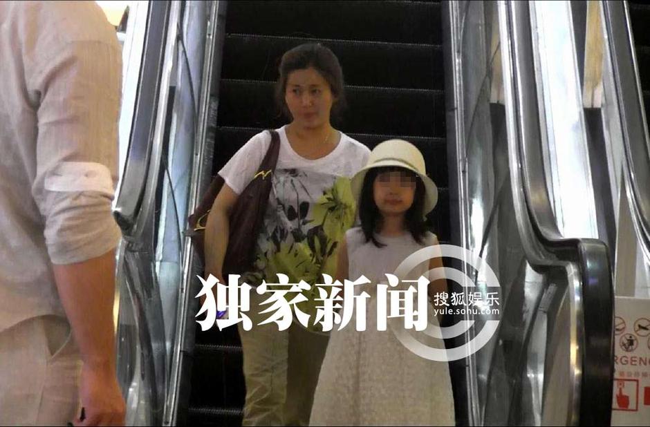 独家:沙宝亮一家三口吃饭 苏麻喇姑变家庭主妇