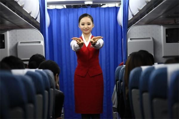 空乘们每天都面临着新的飞行任务。3月6日,她们要执行的是预计早晨9时10分由深圳飞往杭州的ZH9867航班,美丽的深航乘务员刘苗苗不到六点就早早起床,甩掉了一晚的慵懒,抖擞精神,准备出发。 6时30分,迎着熹微的晨光,怀揣着顺利完成航班保障任务的愿望,深航的空乘们整理好所有装备,离开驻地,自信、自豪的气息围绕在她们身边。 化出精致的妆容,身穿典雅的制服,深圳的天色才刚刚放亮。6时50分,空乘们踏着轻快的脚步,有说有笑地前往深航乘务准备室。在那里,本次航班的乘务长杜伟娟将召集乘务组成员,开始为即将执行的