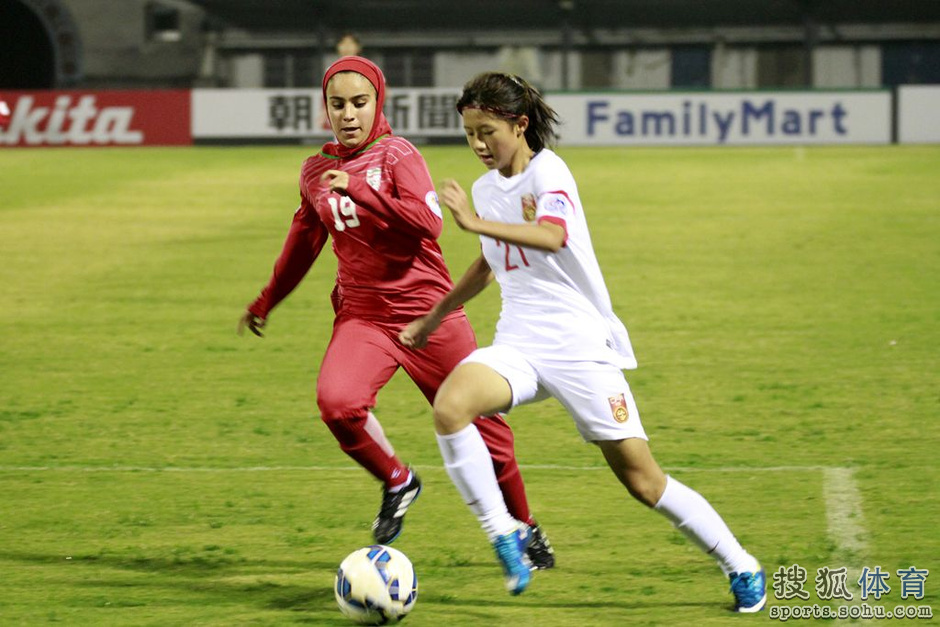 高清:U16女足4-0伊朗 小将进球庆祝主帅展笑颜