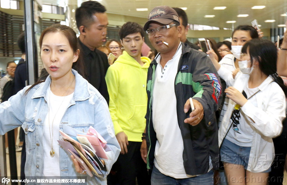 张艺兴潮装现身遭围堵 吐舌淡定被大叔抢镜