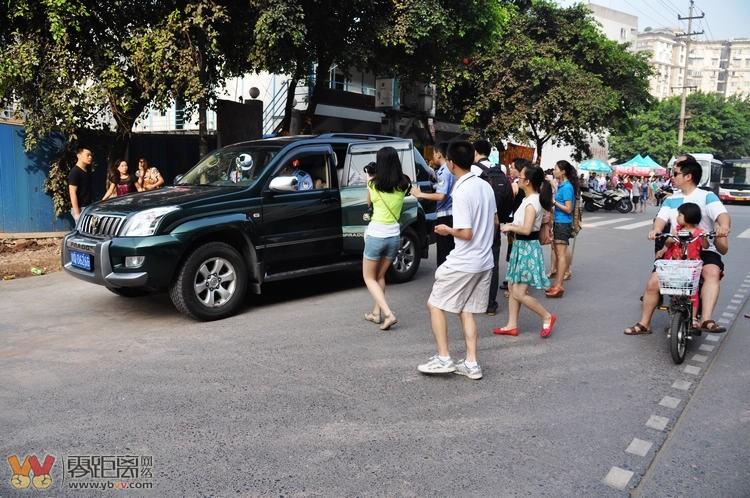 昏迷女生被送进警车图片