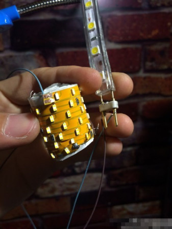 高校的学生DIY霸气寝室 用木块拼出吊灯80726