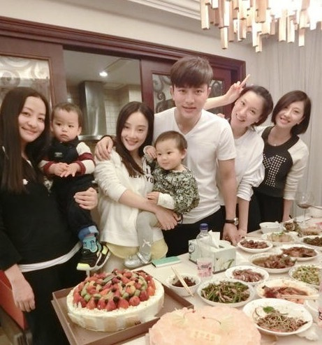 李小璐为贾乃亮庆生 将蛋糕抹老公眼睛上