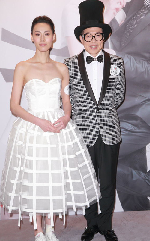 梁洛施低胸白裙纯美 挂念宝宝赶回家相陪6684