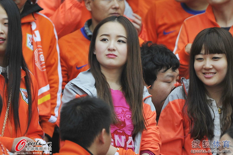 舜天球迷标语讽鲁能 橙衣球迷霸占大片看台(图