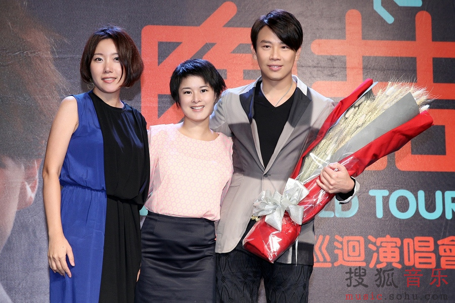 陶喆演唱会台北发布会 杨丞琳浪漫现身借浴缸